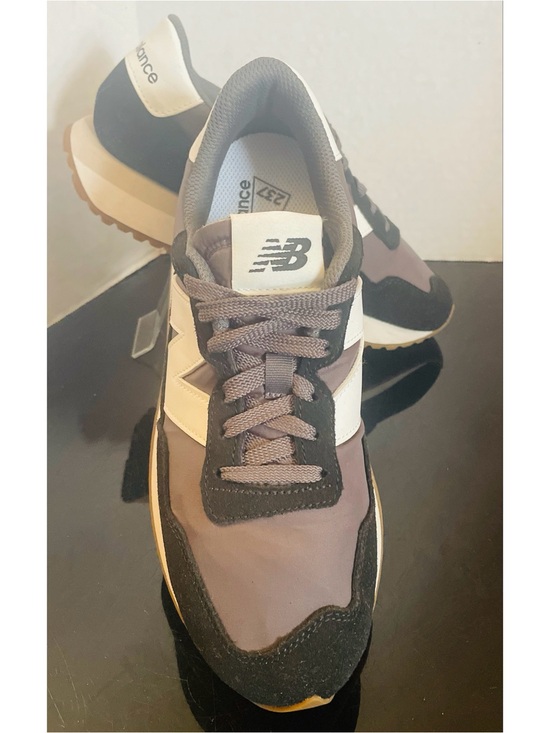 New Balance Shoes - NEW BALANCE
WOMENS 237 Low Top SNEAKER WMS SZ 8 Black Magnet